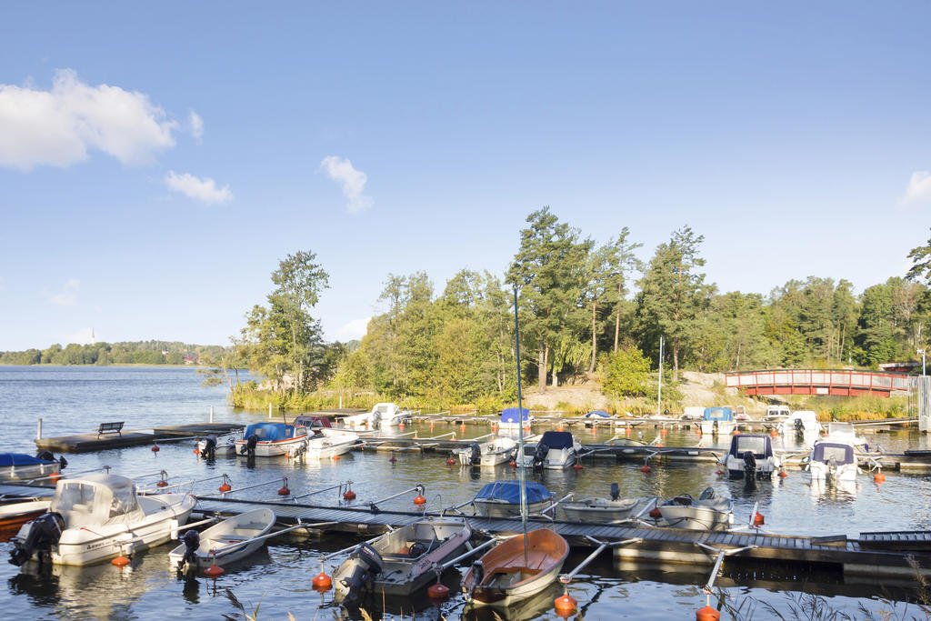 Småbåtshamn i Sandudden, nedanför huset.