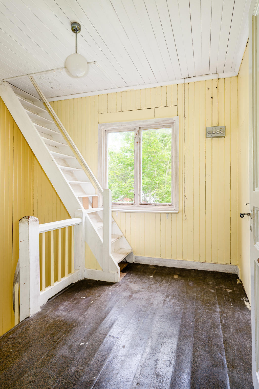 Övre plan. Trappa upp till vindsvåningen.