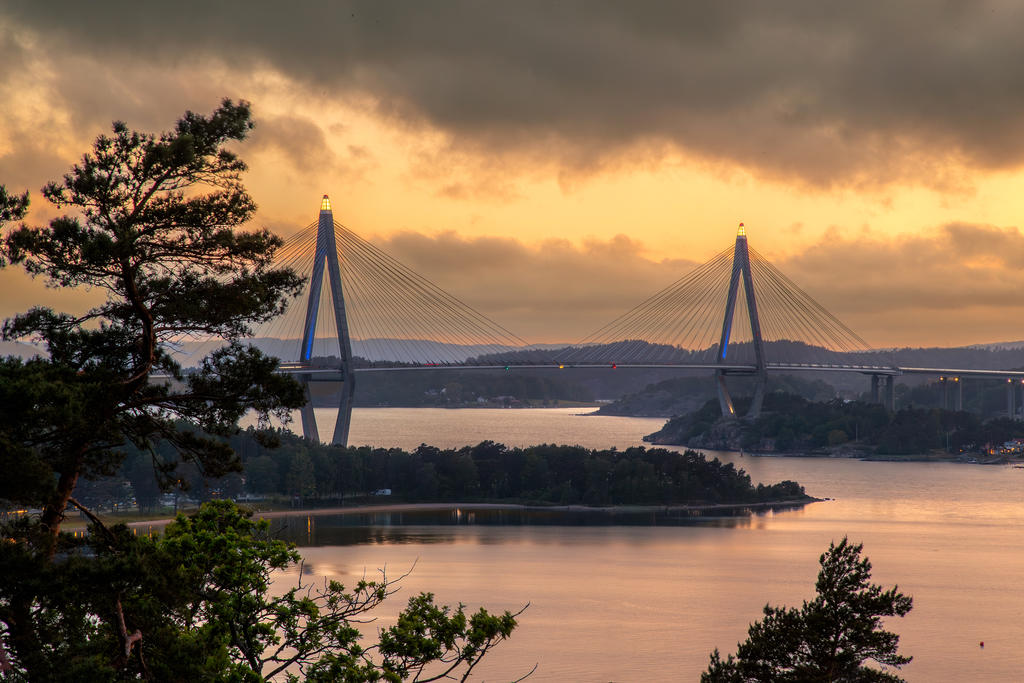 Uddevallabron som fint lyser upp kvällen 
