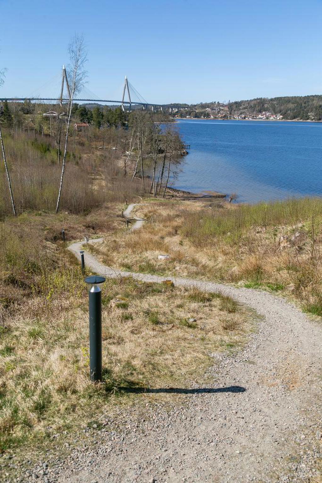 I området går det en stig ned till badplats 