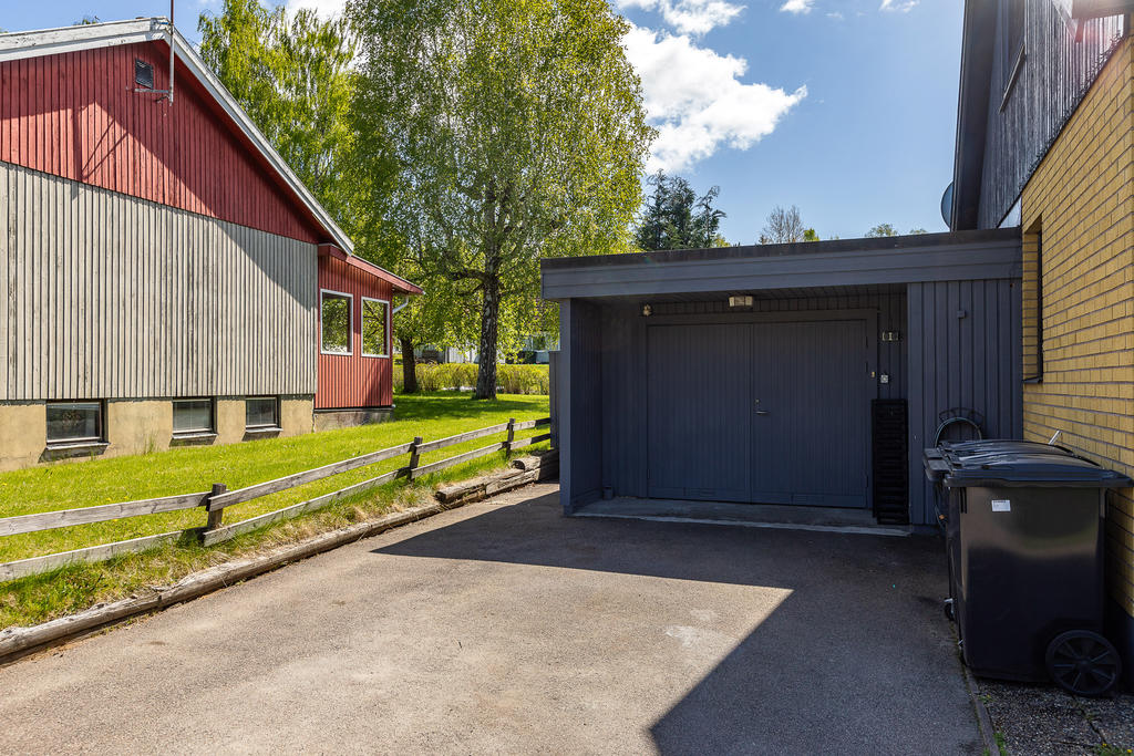 Garage med plats för ytterligare två bilar