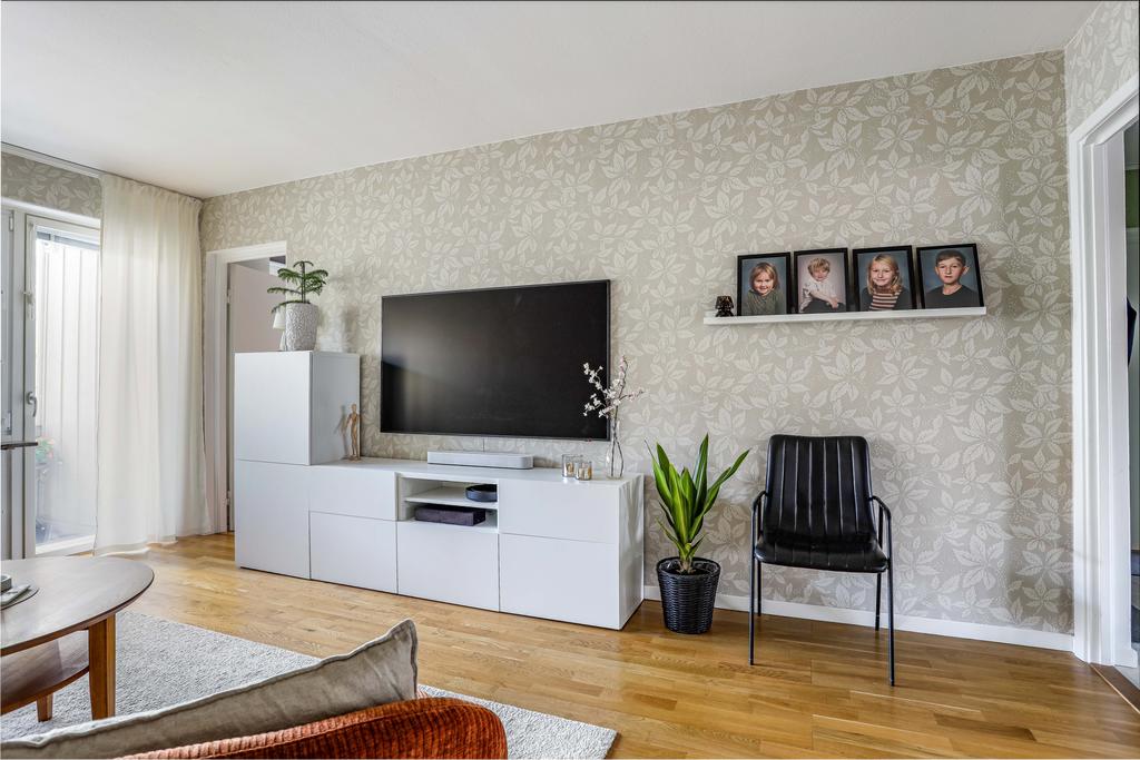Stor tv vägg mot andra sovrummet