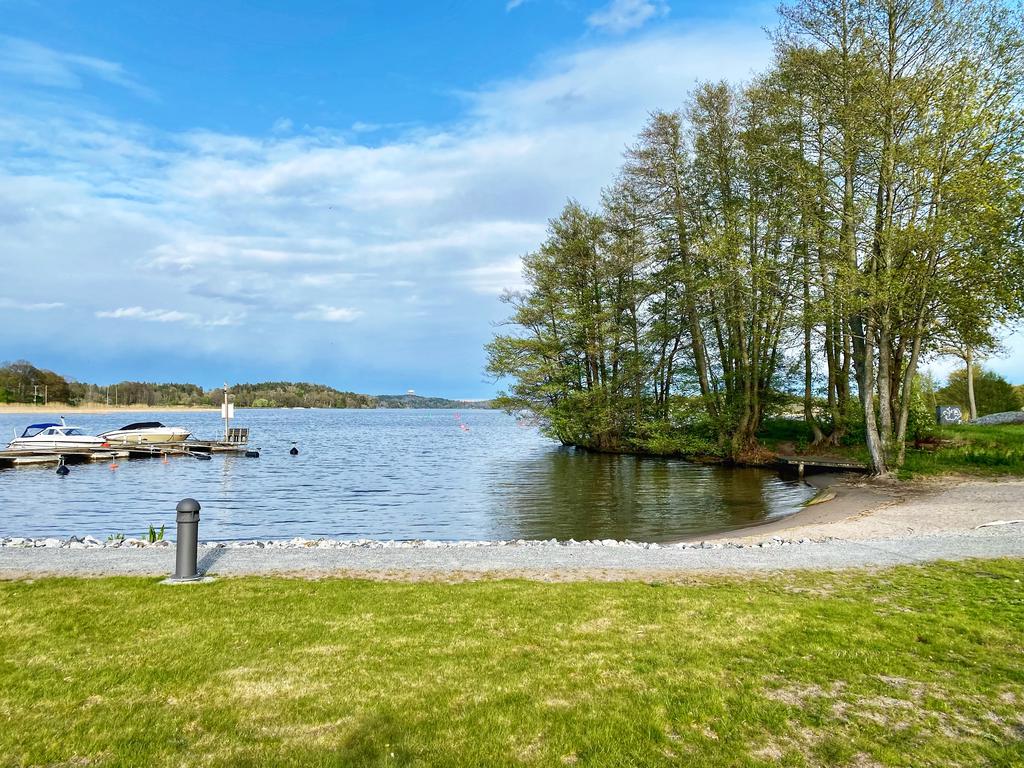 Badplatsen vid den nybyggda strandpromenaden