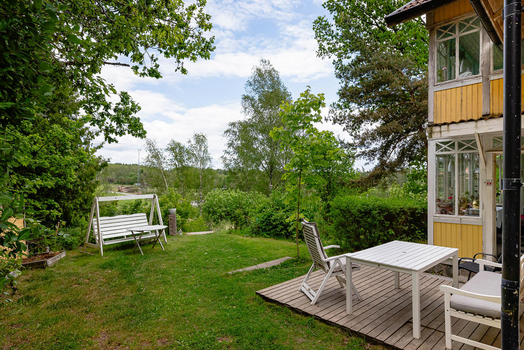 Uteplats intill glasverandan