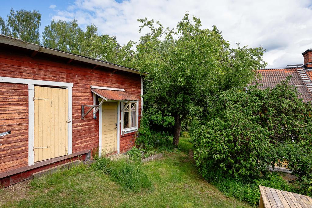 Stora uthuslängan med inrett gästrum