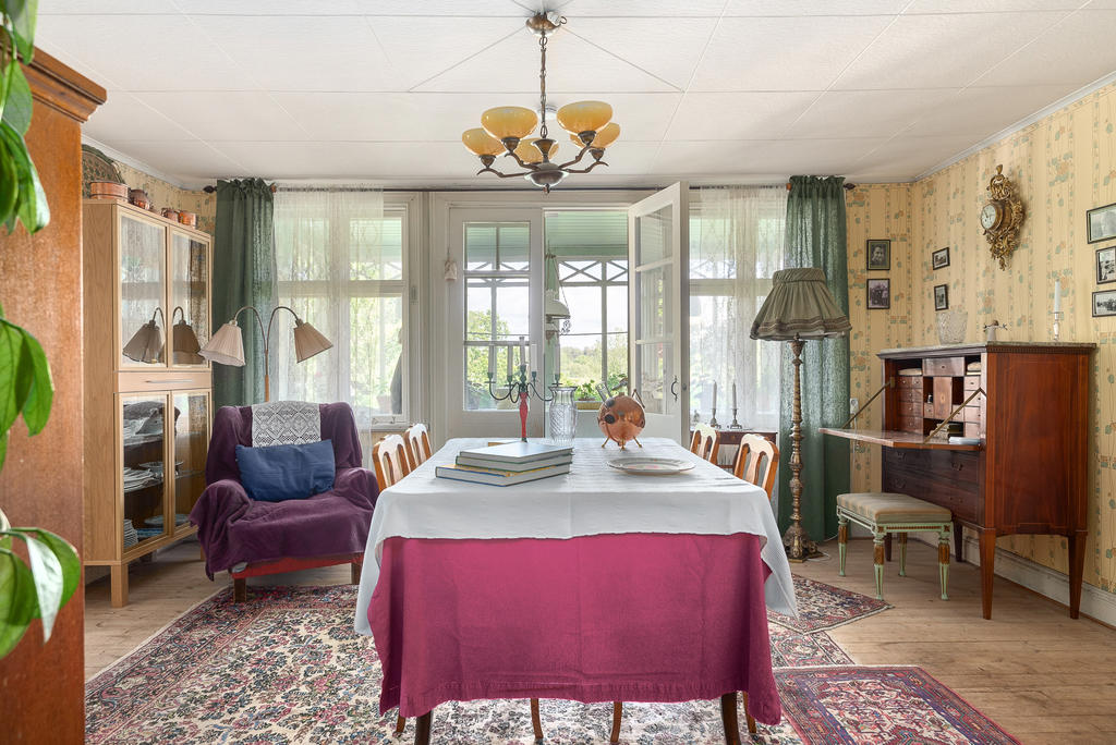 Matsalen med utgång till glasveranda 1