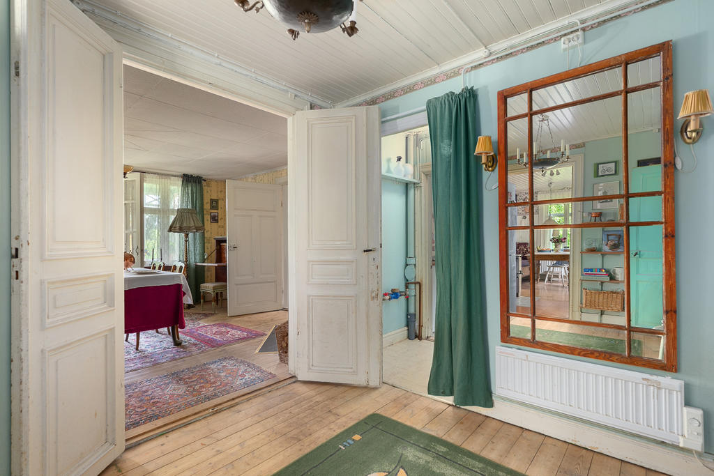 Hallen med pardörr till matsal