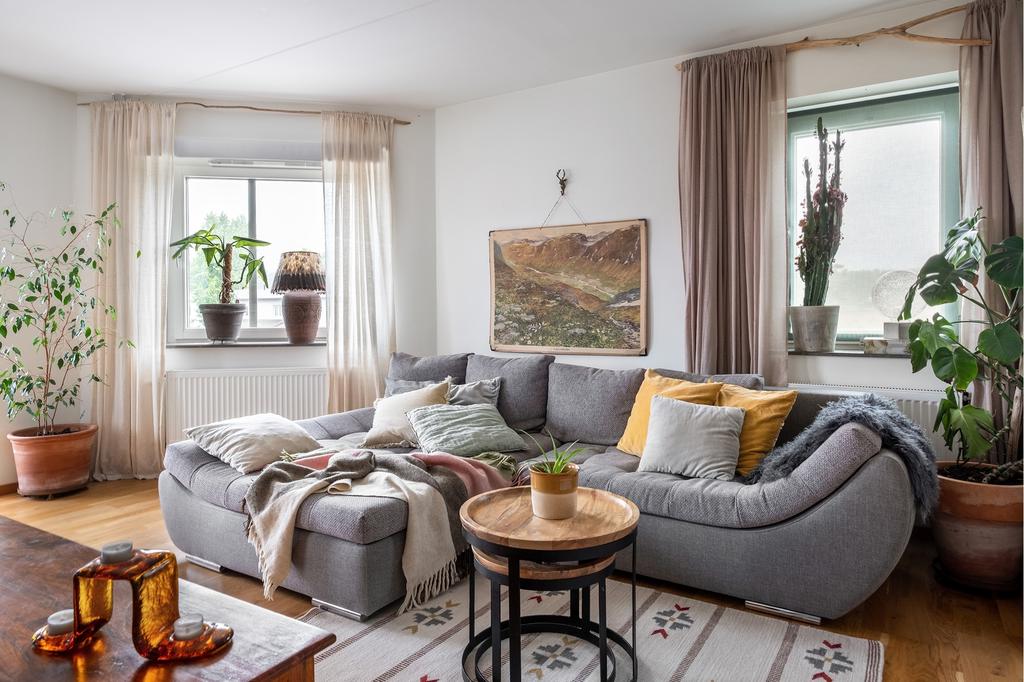 Luftigt vardagsrum med plats för stor soffa.