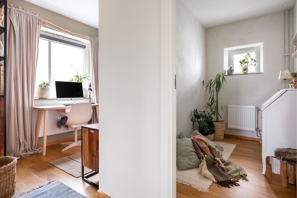 Det stora sovrummet fick bli två mindre rum, så därav att lägenheten går som 3,5 a. Perfekt om behovet är fler rum, men det går också återställa om så önskas.