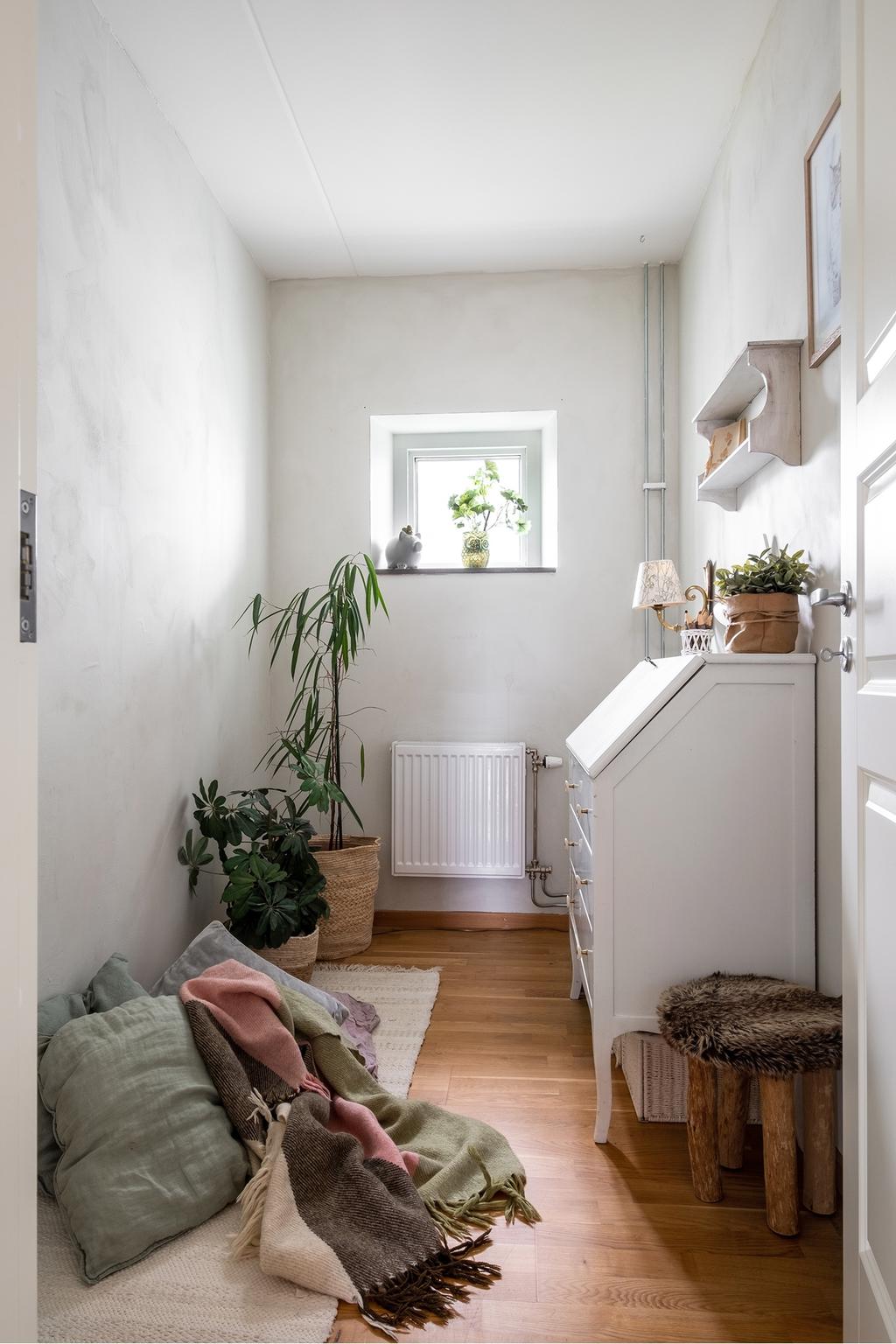 Det lilla rummet som rymmer en säng eller ett skrivbord för ditt hemmakontor.