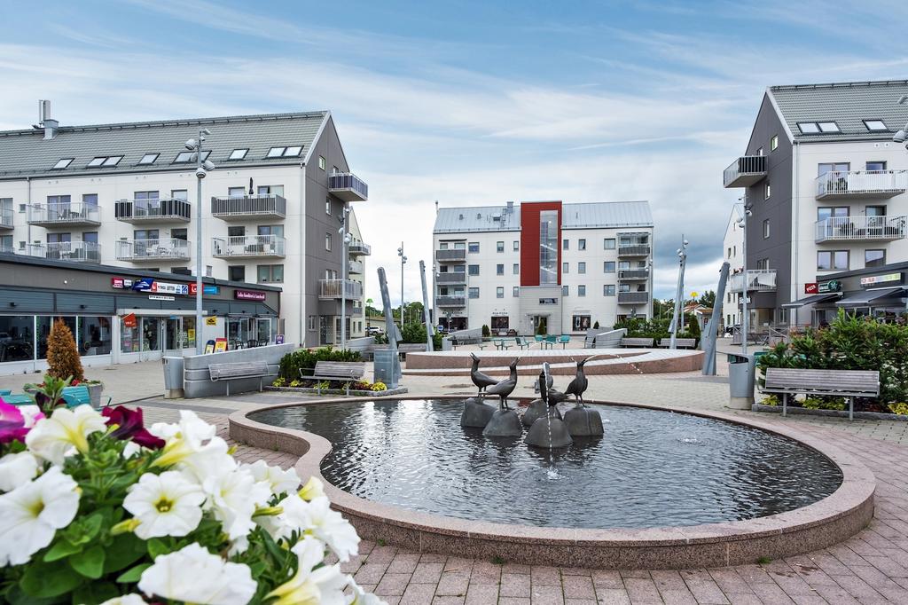 Torget är fint upprustat med bl a en porlande fontän.