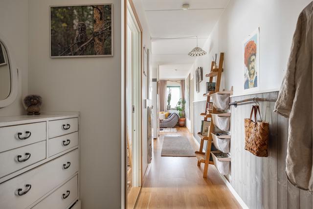 Välkomna in till Mjörnbo allé 18, en trappa upp. Här möts du av en ljus hall med ombonad bröstpanel i en fin grå ton i kontrast till de vita övre väggarna. Bra med avhängnings yta och möjlighet till garderobsförvaring.