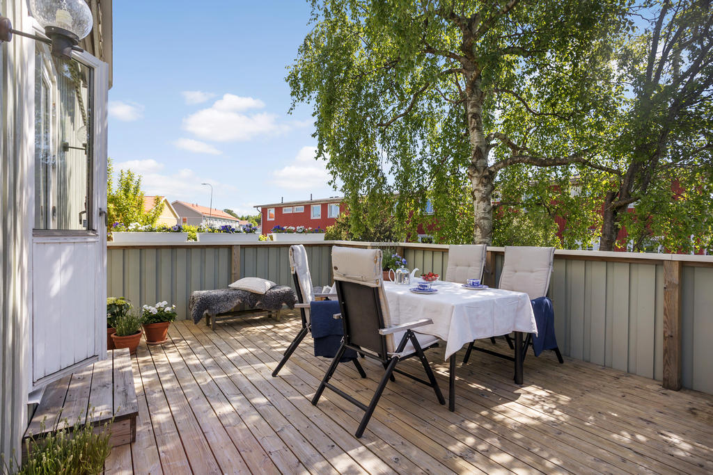 Med gott om plats för matbord och grill