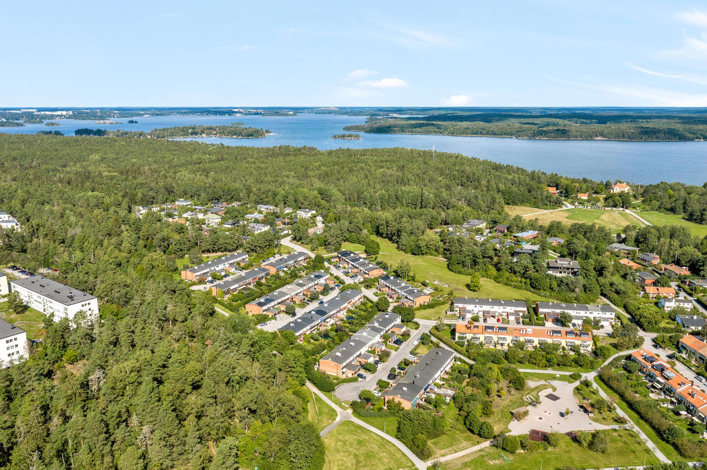 Bo Gärde, intill grönskande natur med Grönsta Gärde och Askrikefjärden i fonden, sommartid 