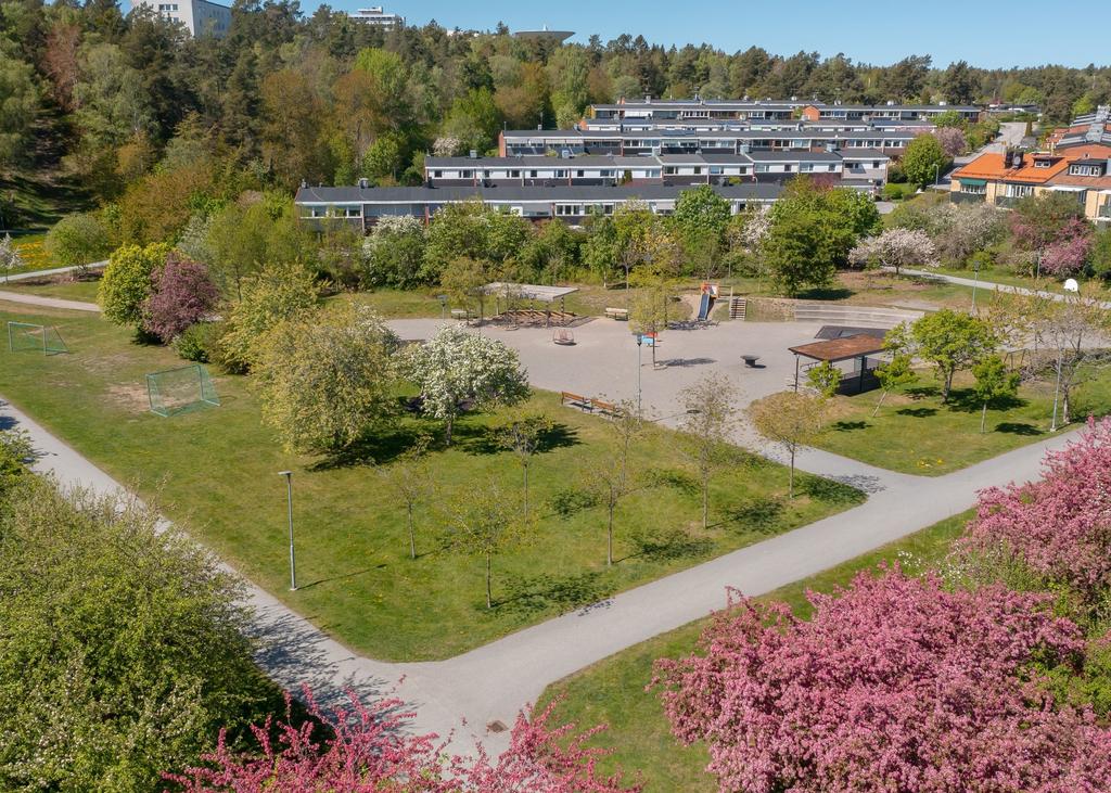 God närhet till mysiga Boparken och Grönsta skogen