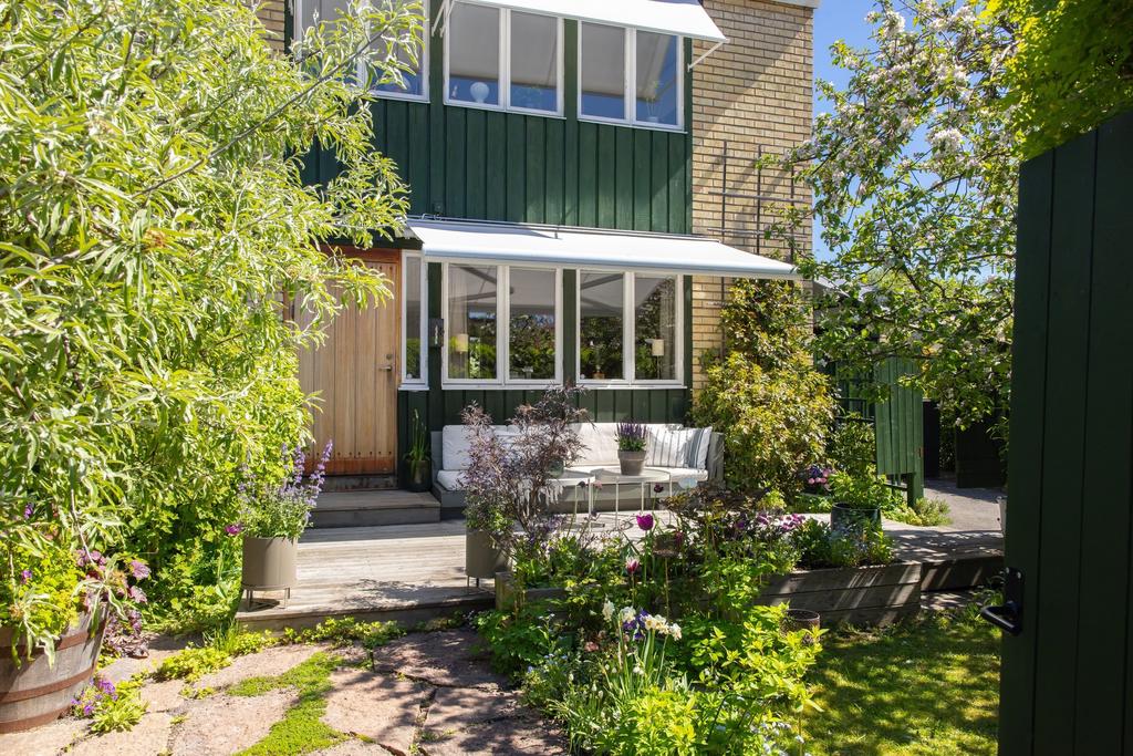 Välvårdad och barnvänlig trädgård i lummig grönska