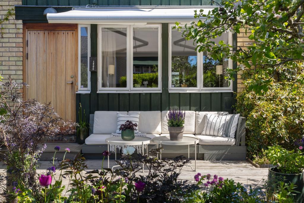 Njut av eftermiddags och kvällssol på en av husets trädäckade altaner