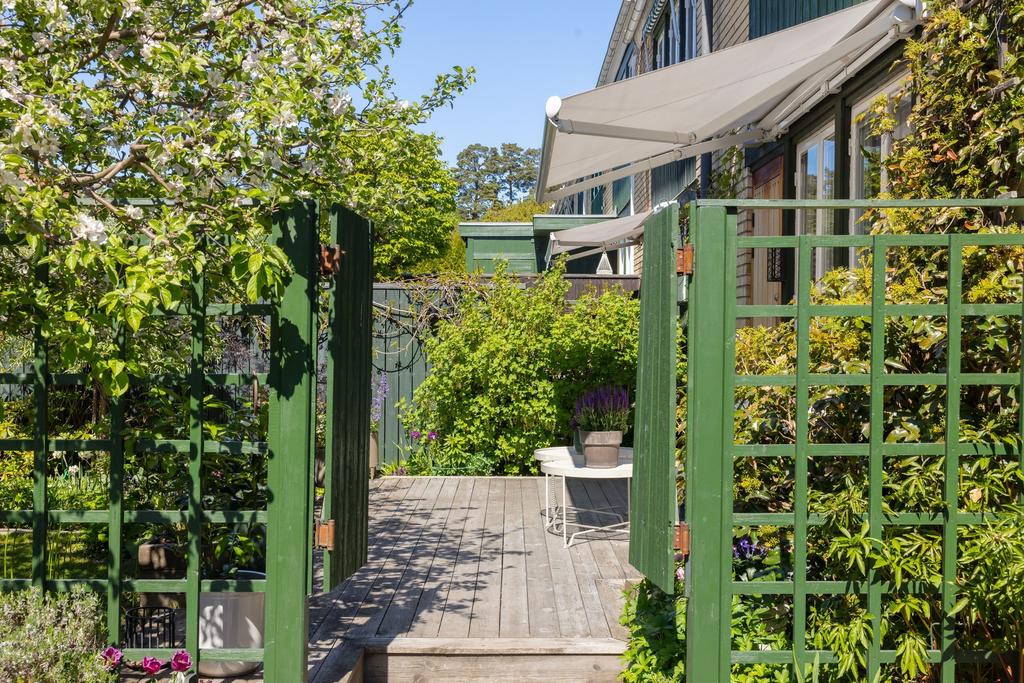 Fint soligt söderläge mot husets gavel