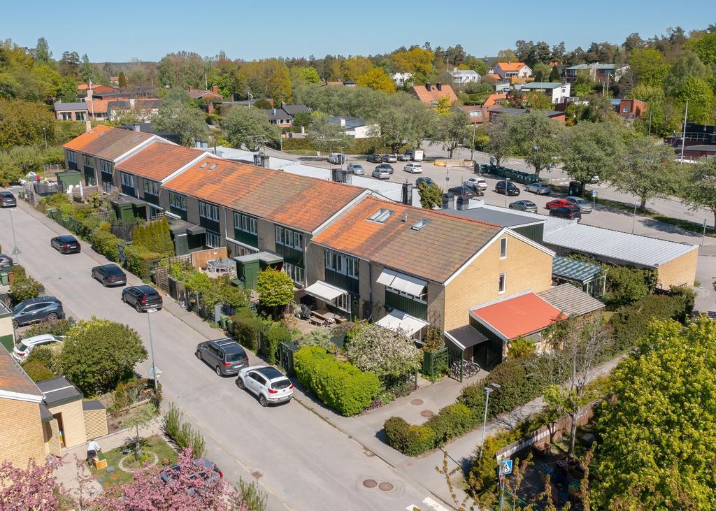 Det fria läget på den södra gaveln ger sol på någon del av tomten under hela dagen