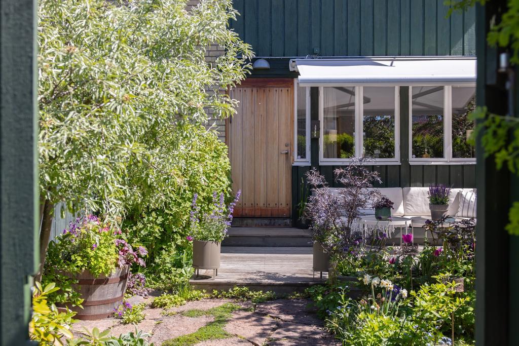 Trädäckad uteplats i fint solläge på husets innergård