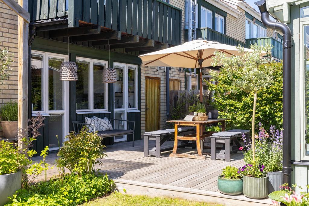 Direktaccess från kök till stor fin uteplats med separat grillhörna