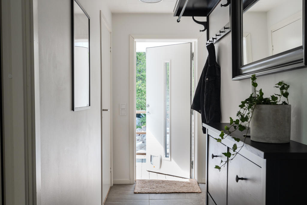 Välkommen in i en hall som kombinerar funktionalitet med stil – en plats där första intrycket verkligen räknas. Med genomtänkt förvaring och slitstarka material blir hallen både praktisk och inbjudande.