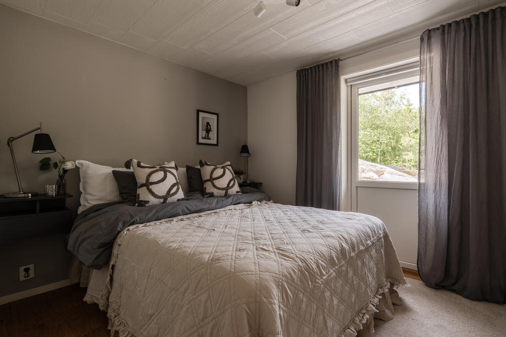 Master bedroom med integrerade garderober och direkt utgång till altanen erbjuder en perfekt kombination av funktionalitet, komfort och lyx.