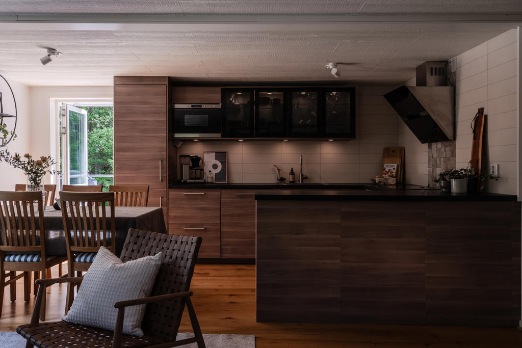Hjärtat i huset är ett modernt IKEA kök med läckra detaljer och härliga färgval.