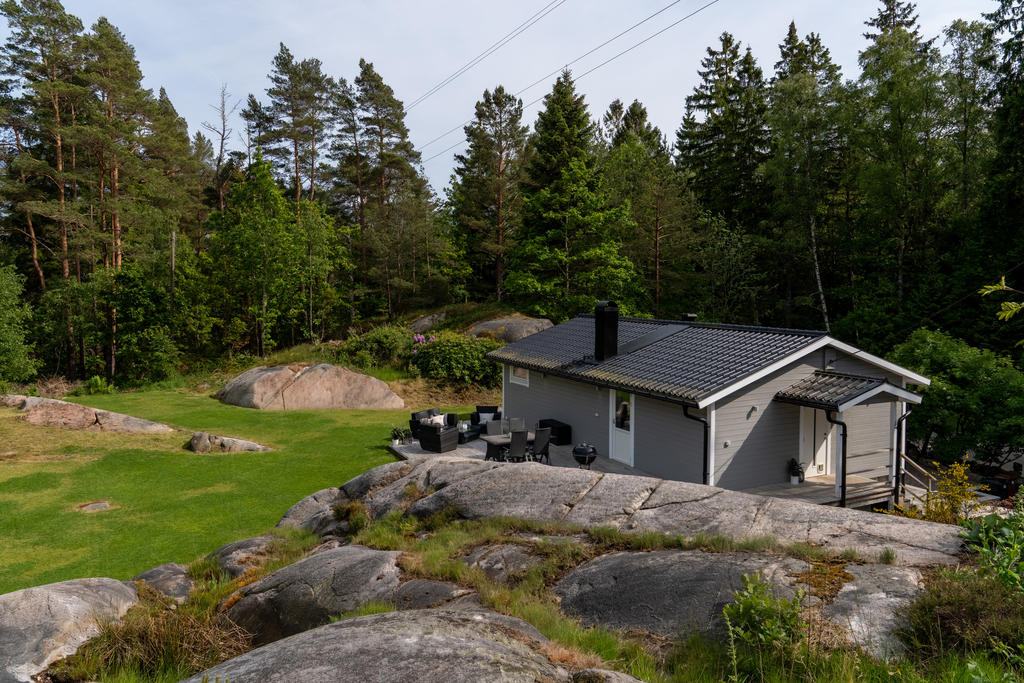 En fantastisk trädgård med härliga inslag av berg och välskött stor gräsmatta.