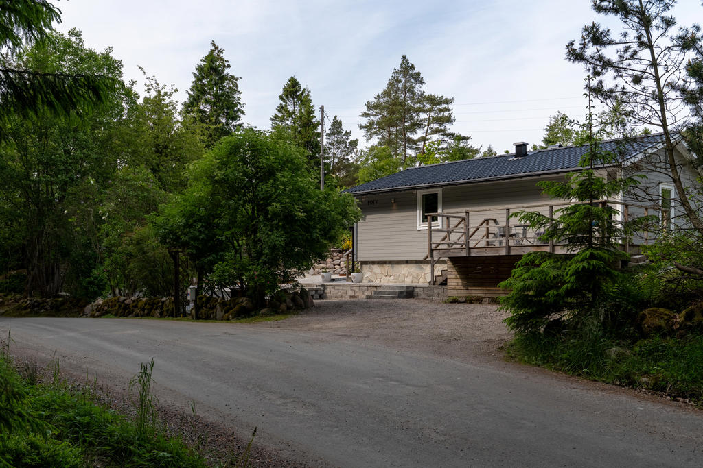 Stor parkering framför huset.