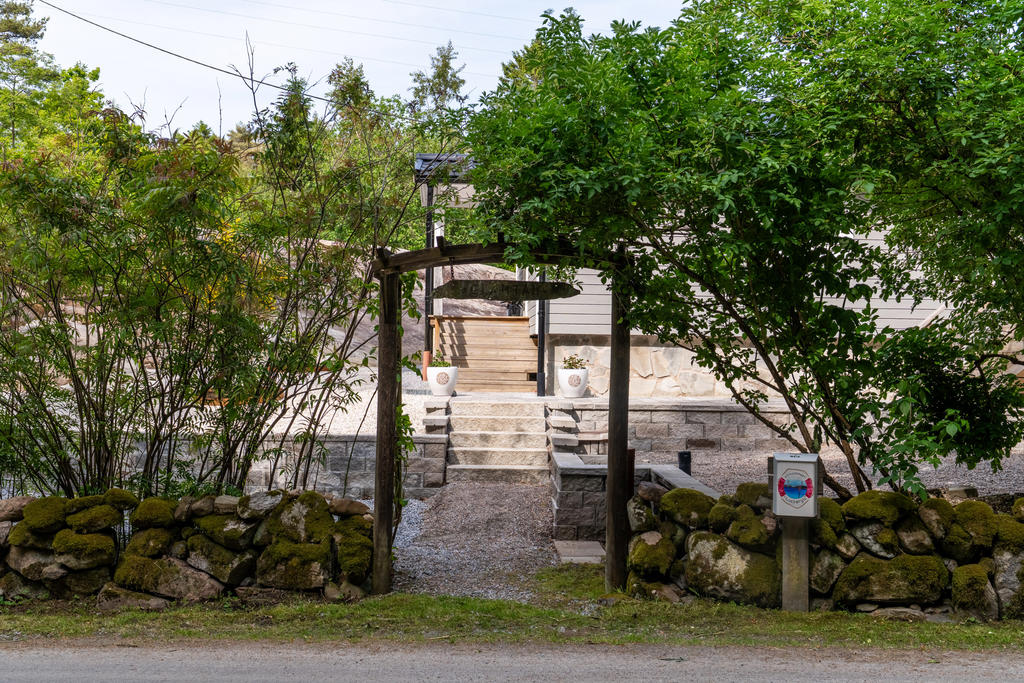 En välkomnande ingång till trädgården sätter tonen för hela utemiljön och skapar en trivsam känsla för både boende och gäster.