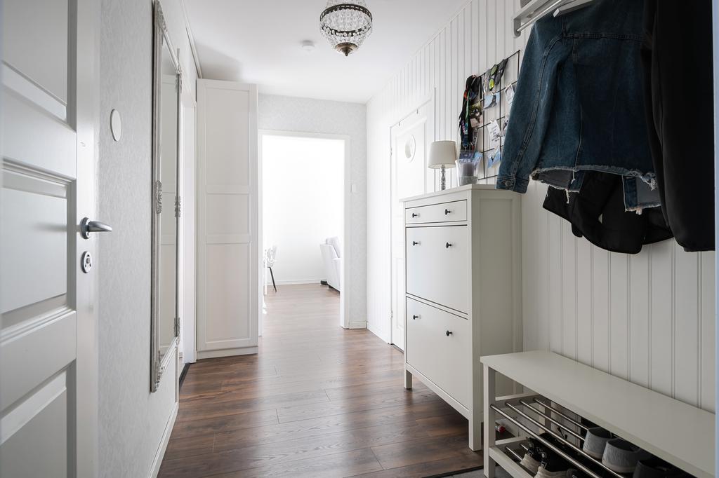 Från hall mot vardagsrum. Badrum direkt till vänster. 