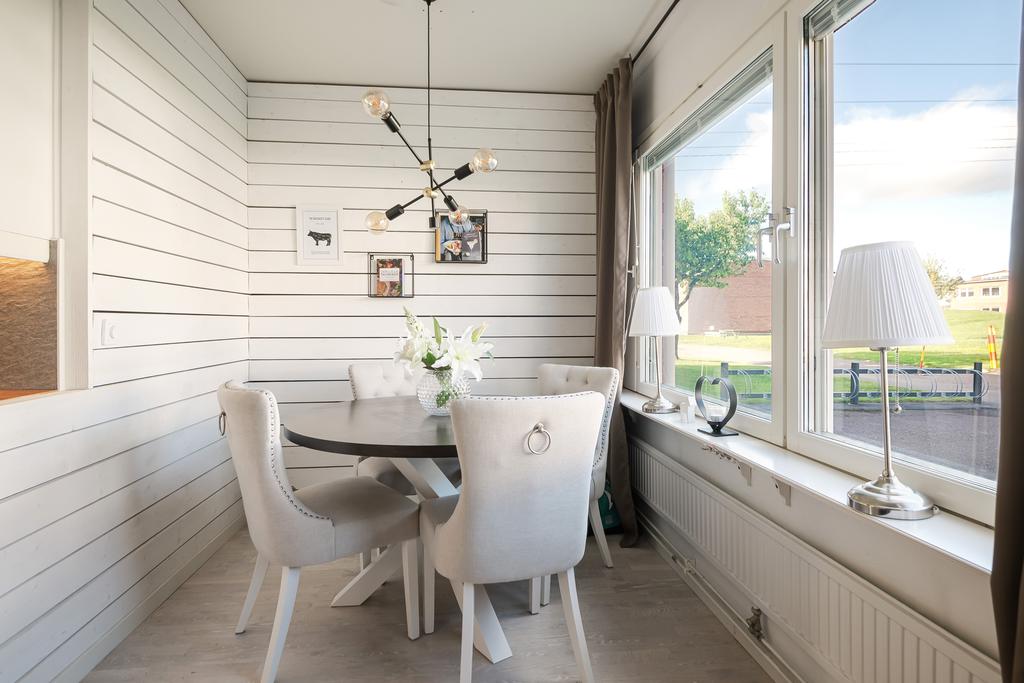 Här finns gott om plats för matgrupp vid de stora fönstren. 