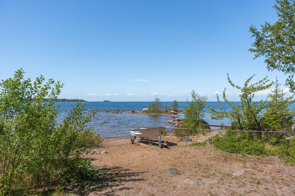 Härlig strand med möjlighet att ha båt alldeles nedabför stugan