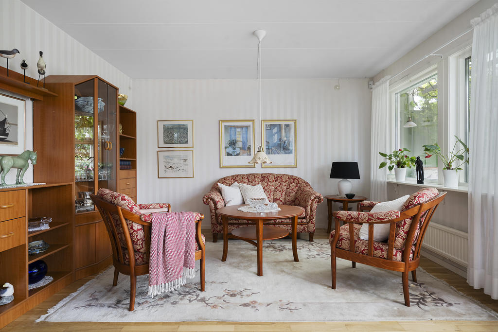Här finns gott om plats för både soffgrupp och läshörna