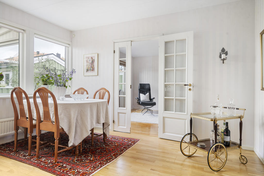 Från vardagsrummet nås ett av bostadens två möjliga sovrum
