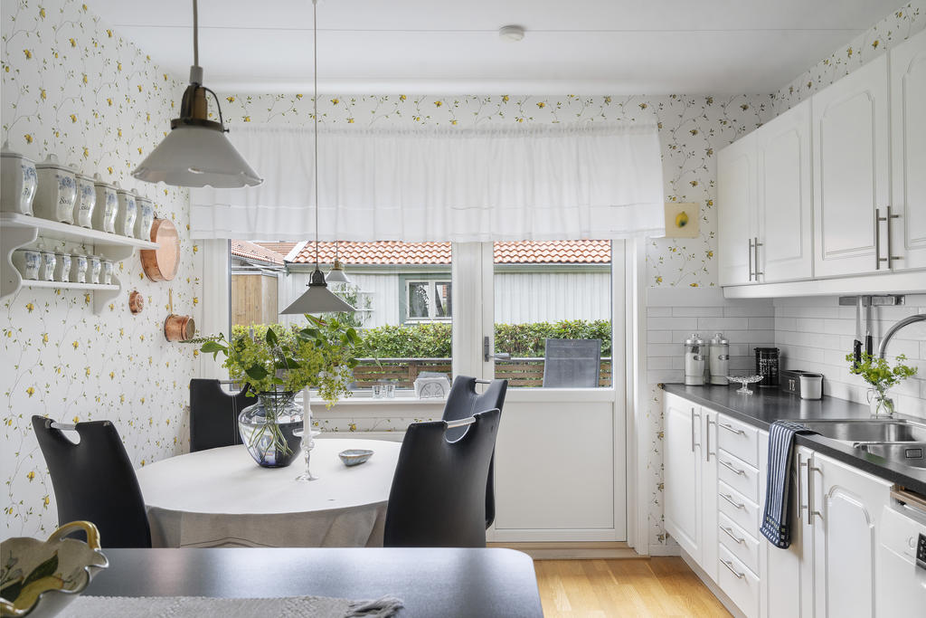 Här finns plats för matgrupp och från köket nås altanen