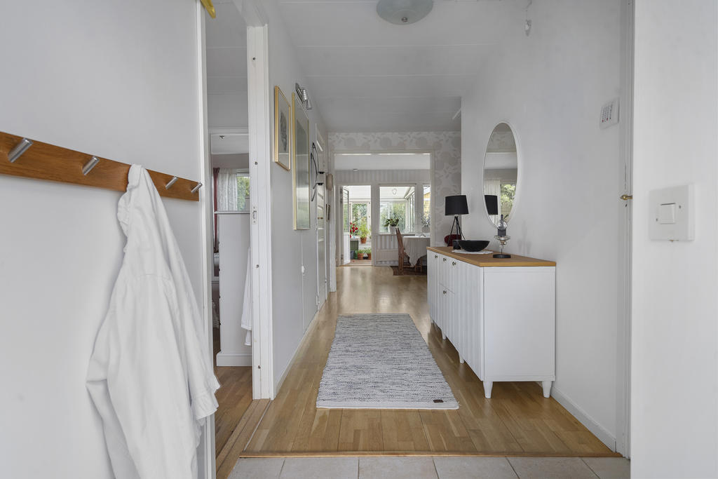Välkomnande hall med plats för avhängning och förvaring
