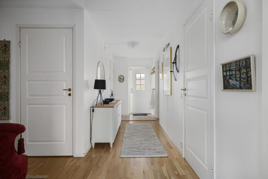 Från hallen nås även en ytterligare klädkammare och tvättstugan 