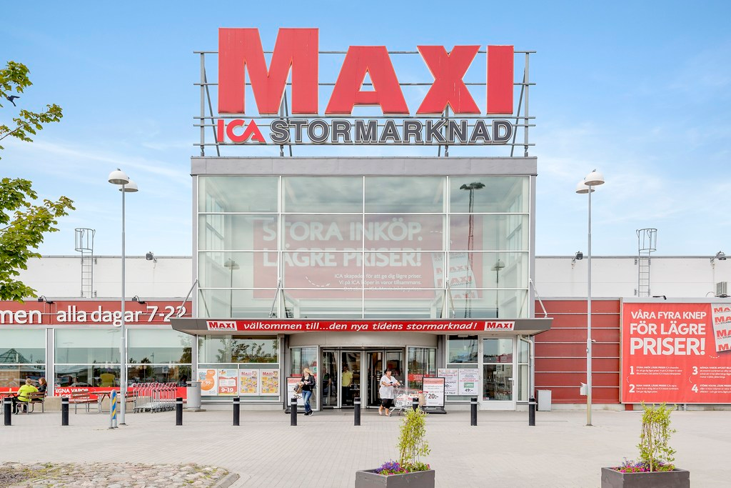 Bara tio minuter med bil ligger Maxi och Hede köpcentrum samt Hede Fashion outlet