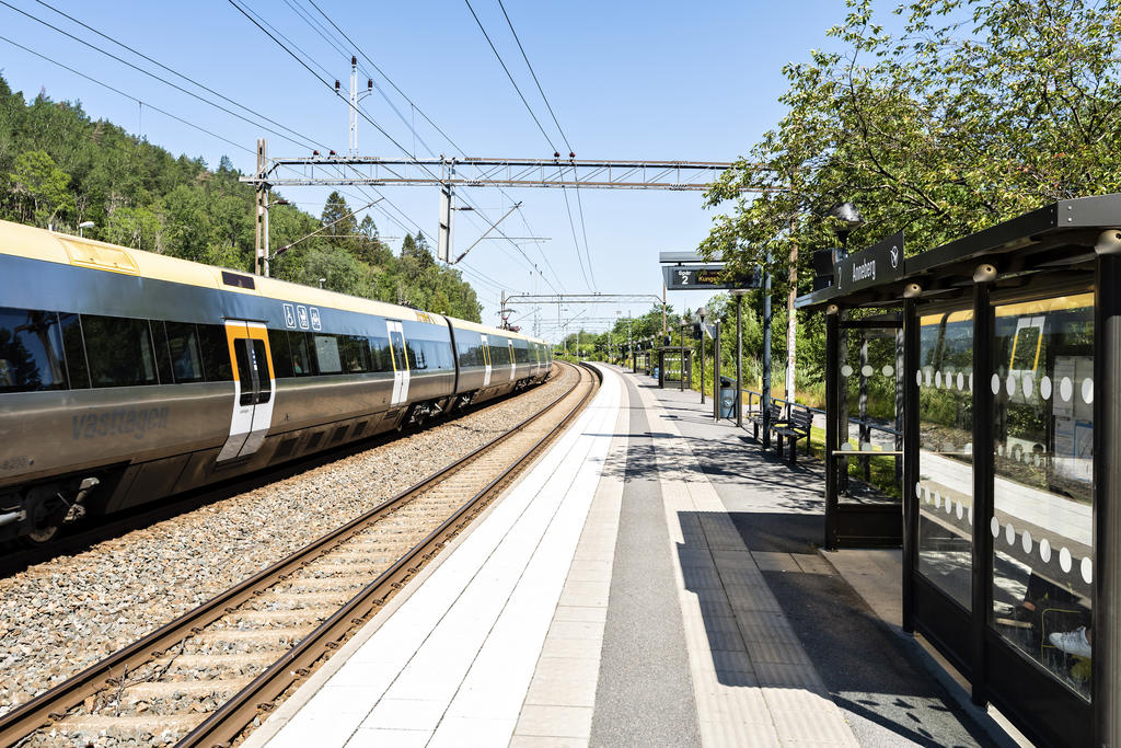 Bara några minuter med bil från tomten ligger pendelstationen i Anneberg som lätt tar dig in till Göteborg eller söderöver