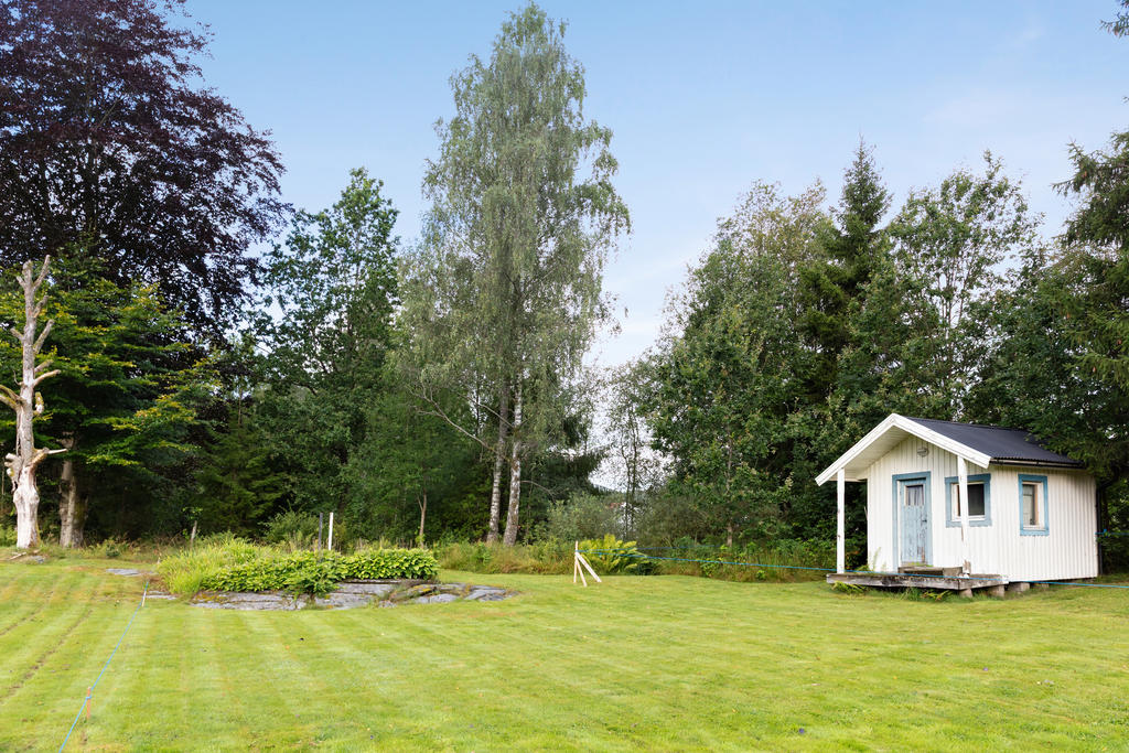 Härlig tomt om med förhandsbesked om bygglov. 