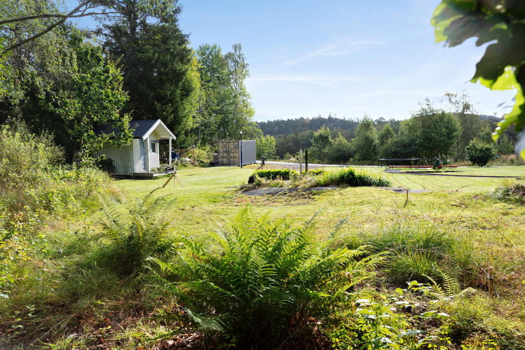 Plan tomt om 1 279 kvm med möjlighet att ansluta Kommunalt V/A via förening. 