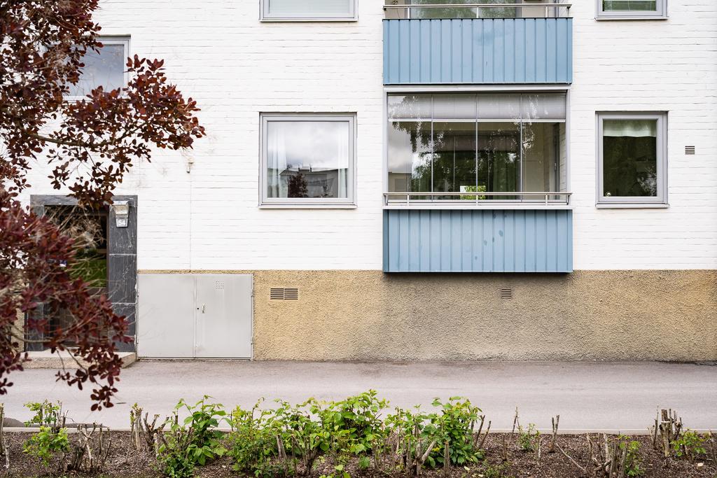 Inglasad balkong smidigt beläget en halv trappa upp i huset