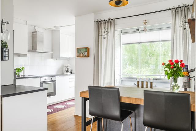 Öppen planlösning mellan matplats och kök