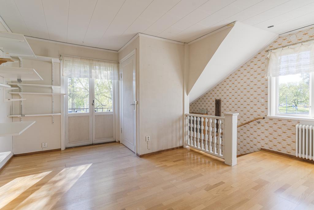 Hall med uppgång till vind