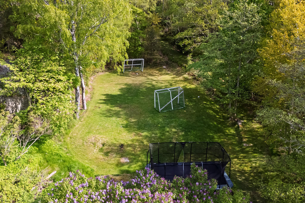 Gemensam lekyta med fotbollsplan och studsmatta 