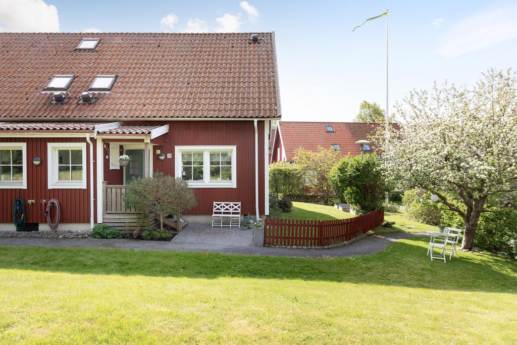 Parhus med mysig trädgård och fina grönområden omger huset