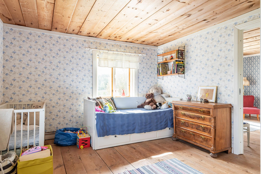 Sovrum (2) som ligger mellan sovrum (1)  och hallen. Detta rum är perfekt som barnrum eller kontor. 