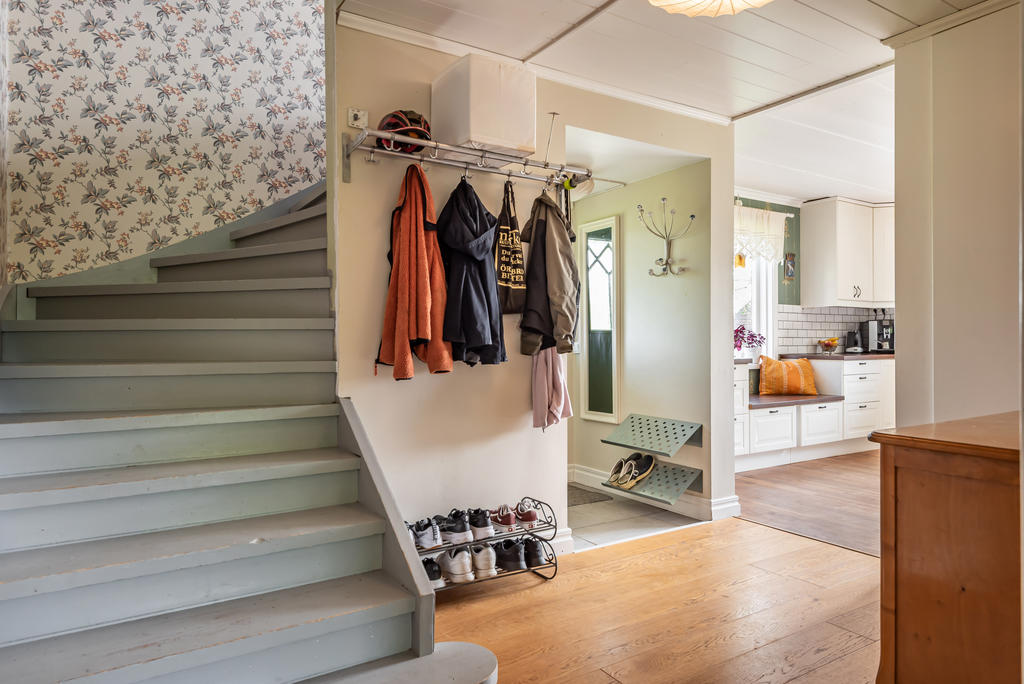 Välkomnande hall med plats för skoställ och hatthylla.